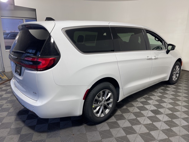 2026 Chrysler Pacifica photo 3