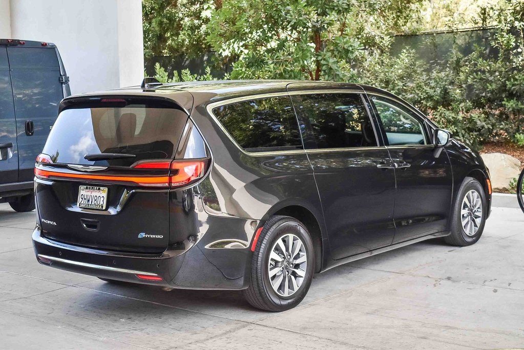 2023 Chrysler Pacifica Hybrid Touring L photo 6