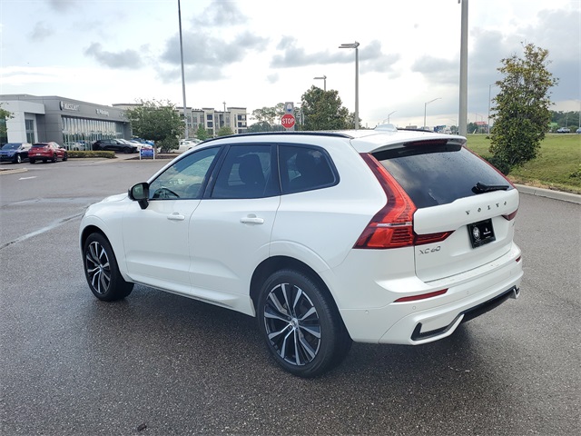 2024 Volvo XC60 B5 Plus photo 2
