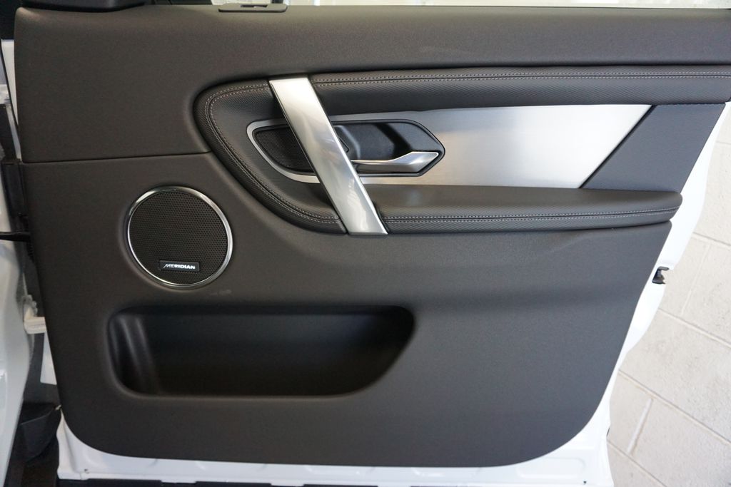 2025 Land Rover Discovery Sport SE photo 20