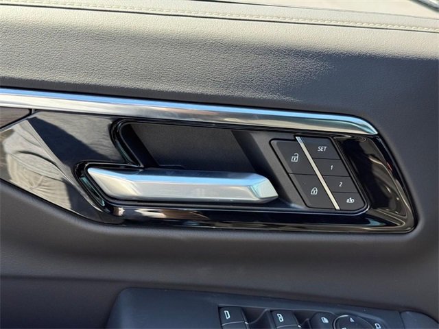 2025 Chevrolet Suburban Premier photo 13