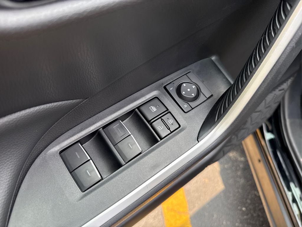 2025 Toyota RAV4 XLE photo 31