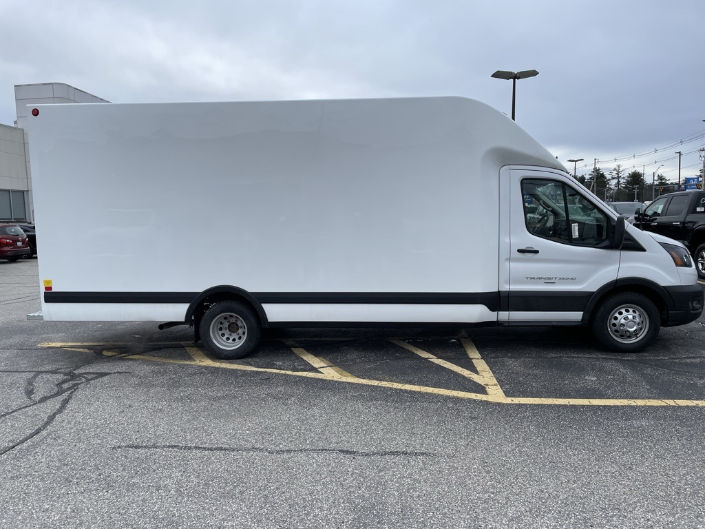 2024 Ford Transit Cutaway photo 2