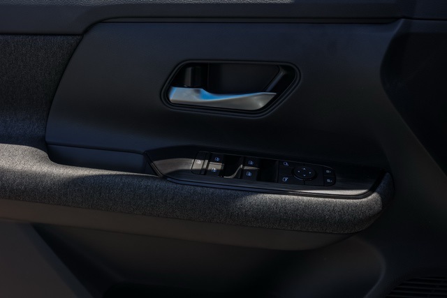 2025 Nissan Kicks SV photo 22