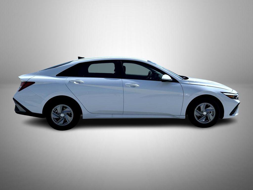 2025 Hyundai Elantra SE photo 4