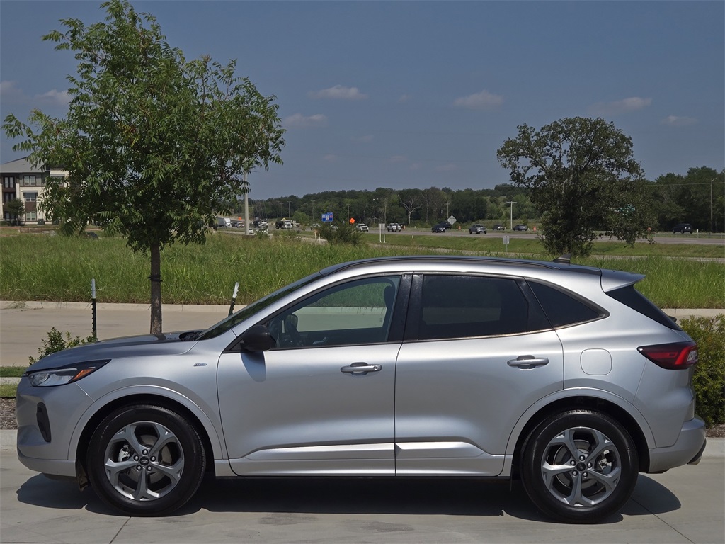 2023 Ford Escape ST-Line photo 4