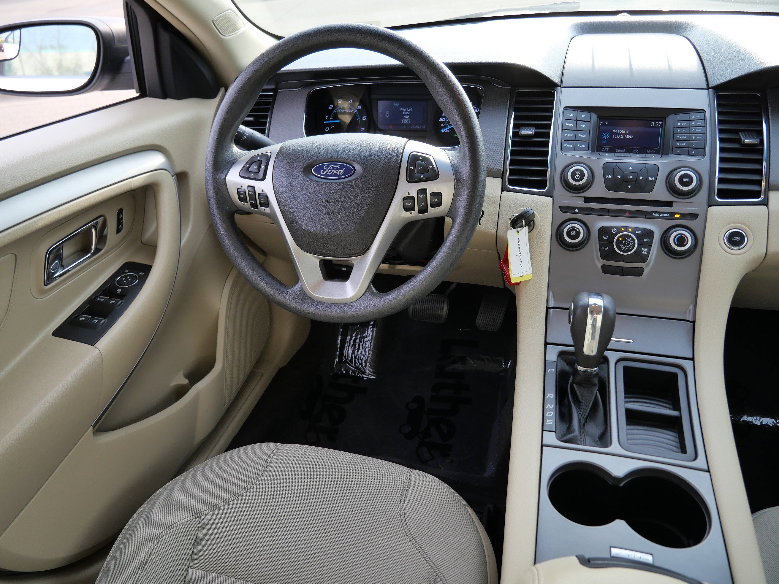 2017 Ford Taurus SE photo 3