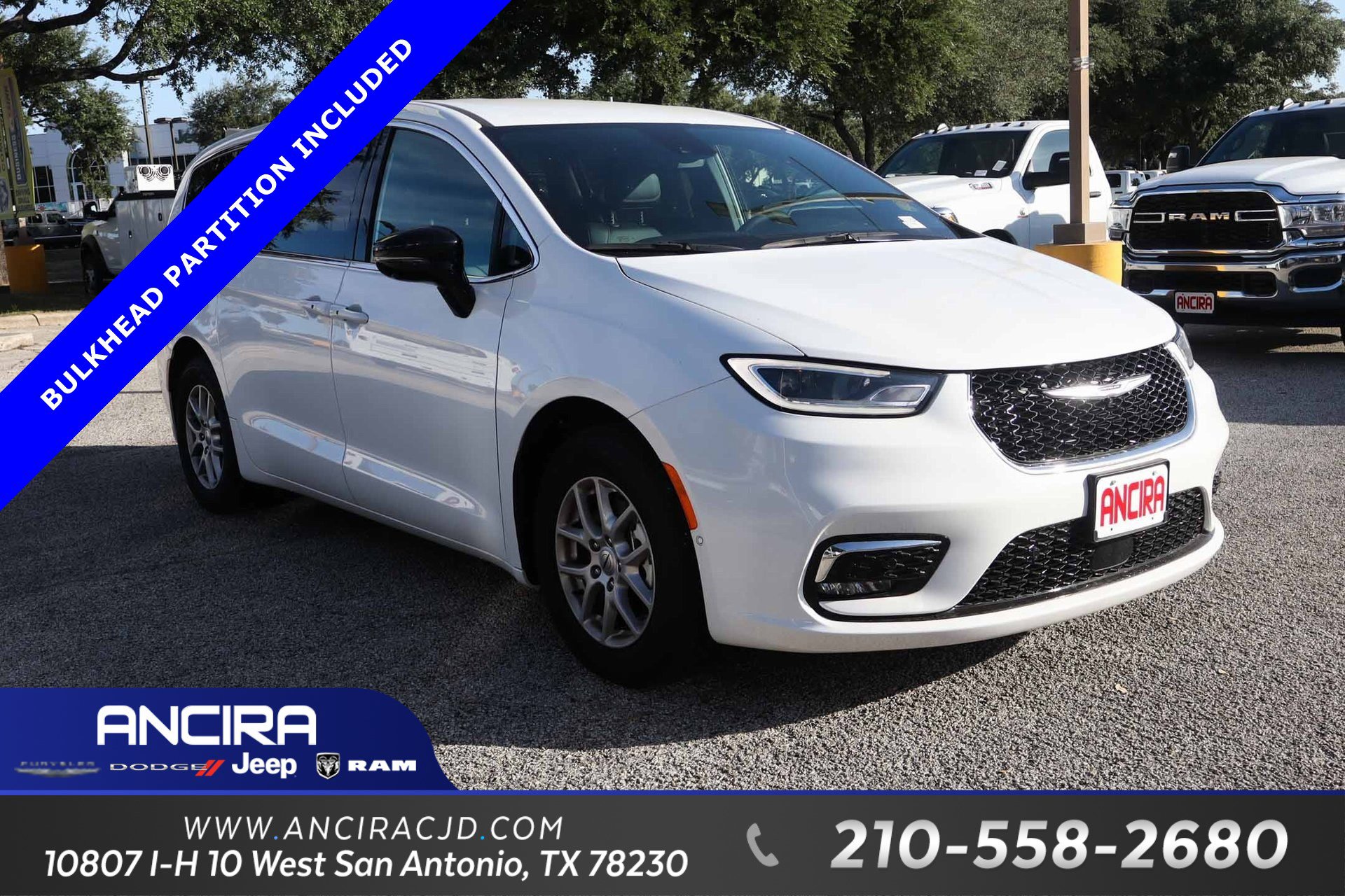 2025 Chrysler Pacifica Select's photo