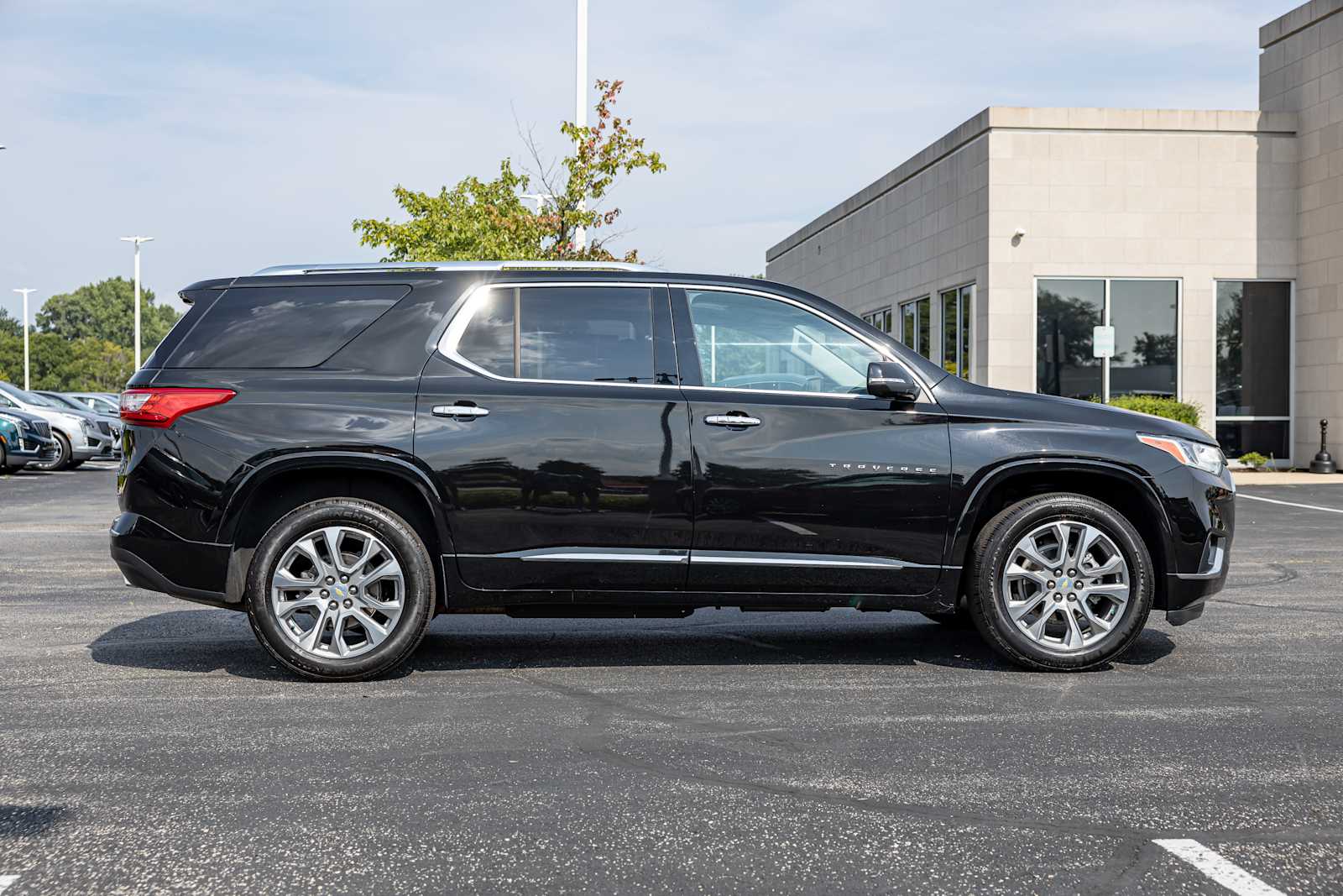 2021 Chevrolet Traverse Premier photo 2