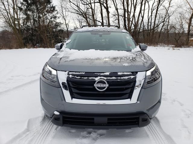 2025 Nissan Pathfinder SV photo 2