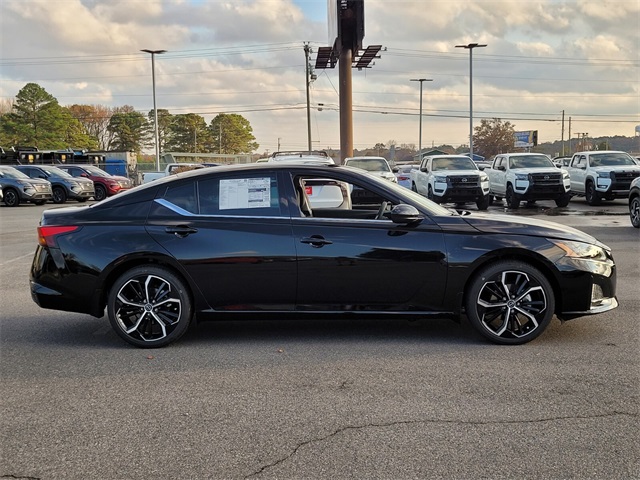 2025 Nissan Altima SR photo 2