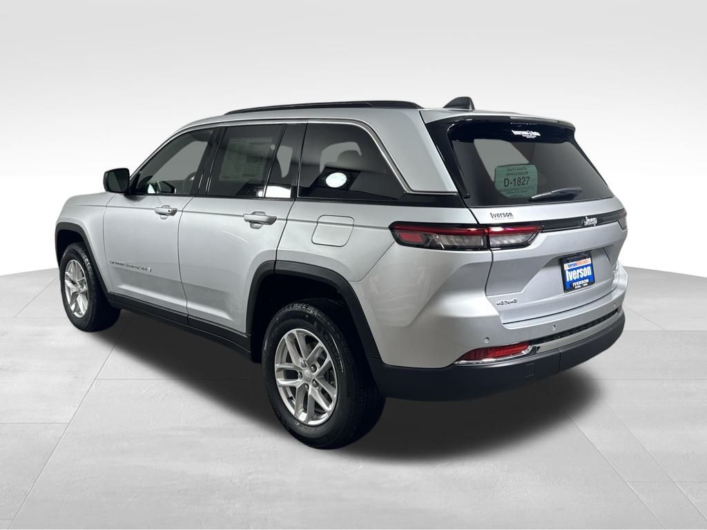 2025 Jeep Grand Cherokee Laredo photo 4