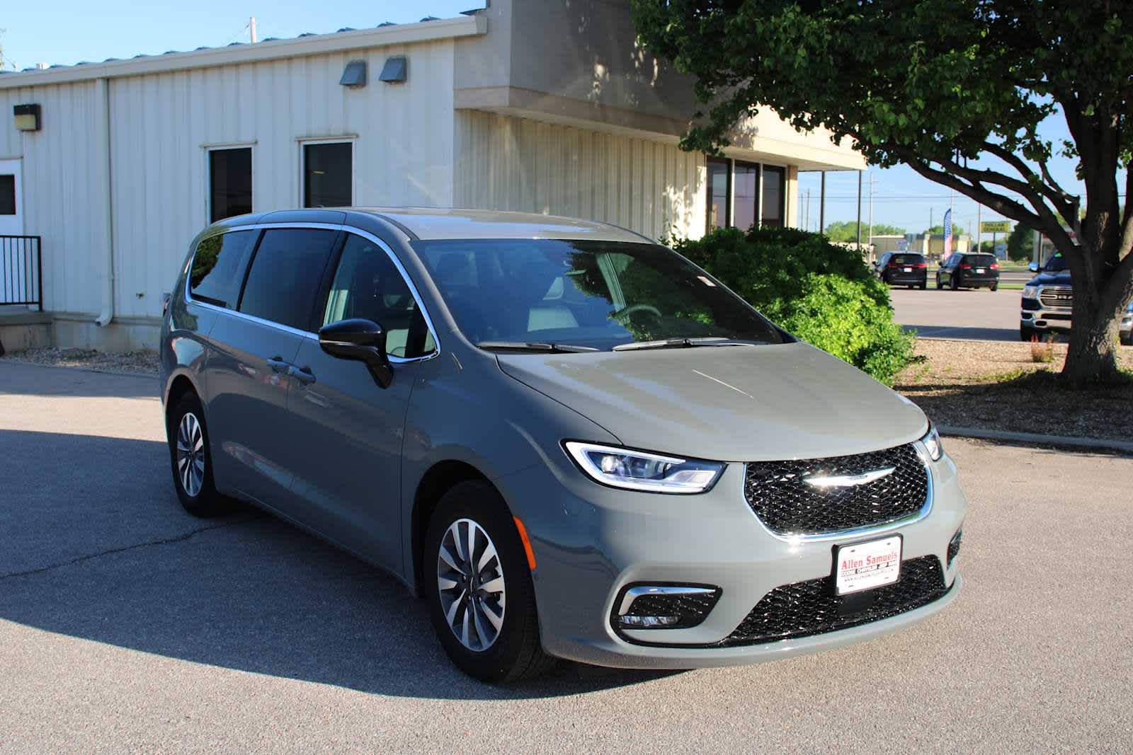 2025 Chrysler Pacifica Hybrid photo 2