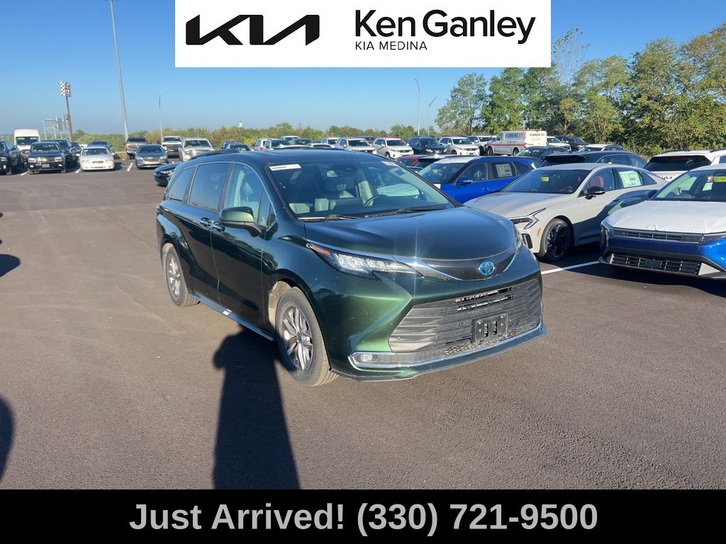 2023 Toyota Sienna XLE photo 3