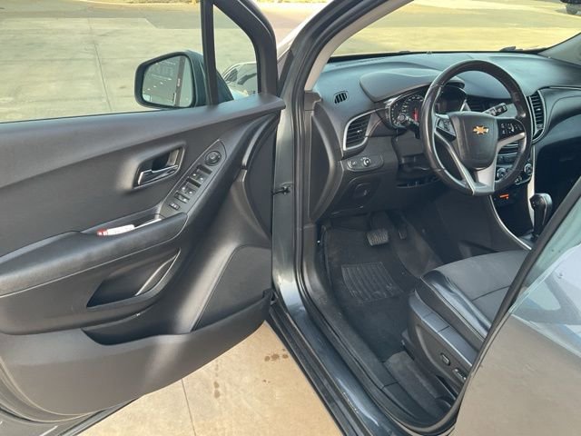 Used 2019 Chevrolet Trax LT with VIN 3GNCJLSB1KL403007 for sale in Hutchinson, KS