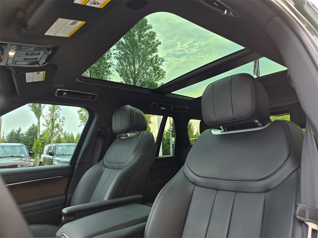 2025 Land Rover Range Rover SE photo 19