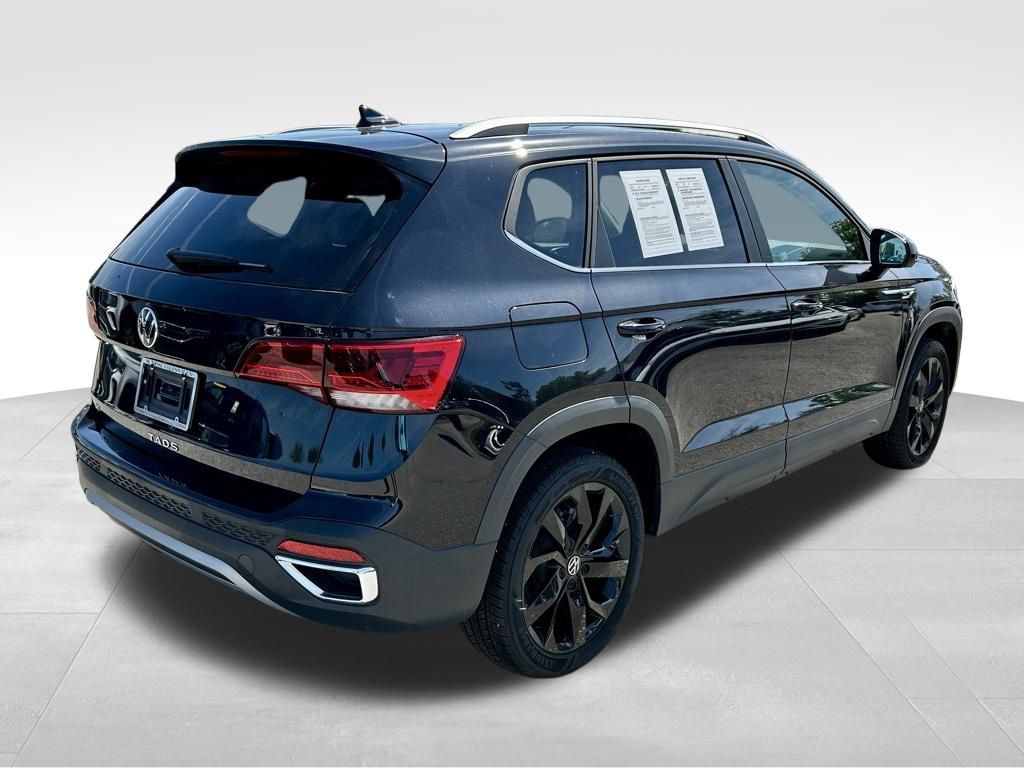 2023 Volkswagen Taos SE photo 3