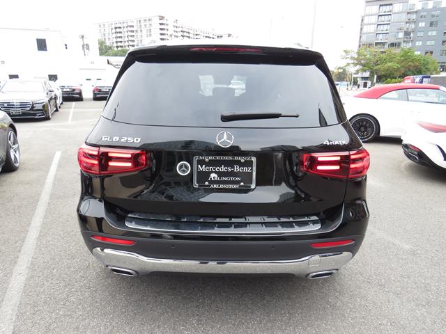 2024 Mercedes Benz GLB 250 4MATIC photo 2