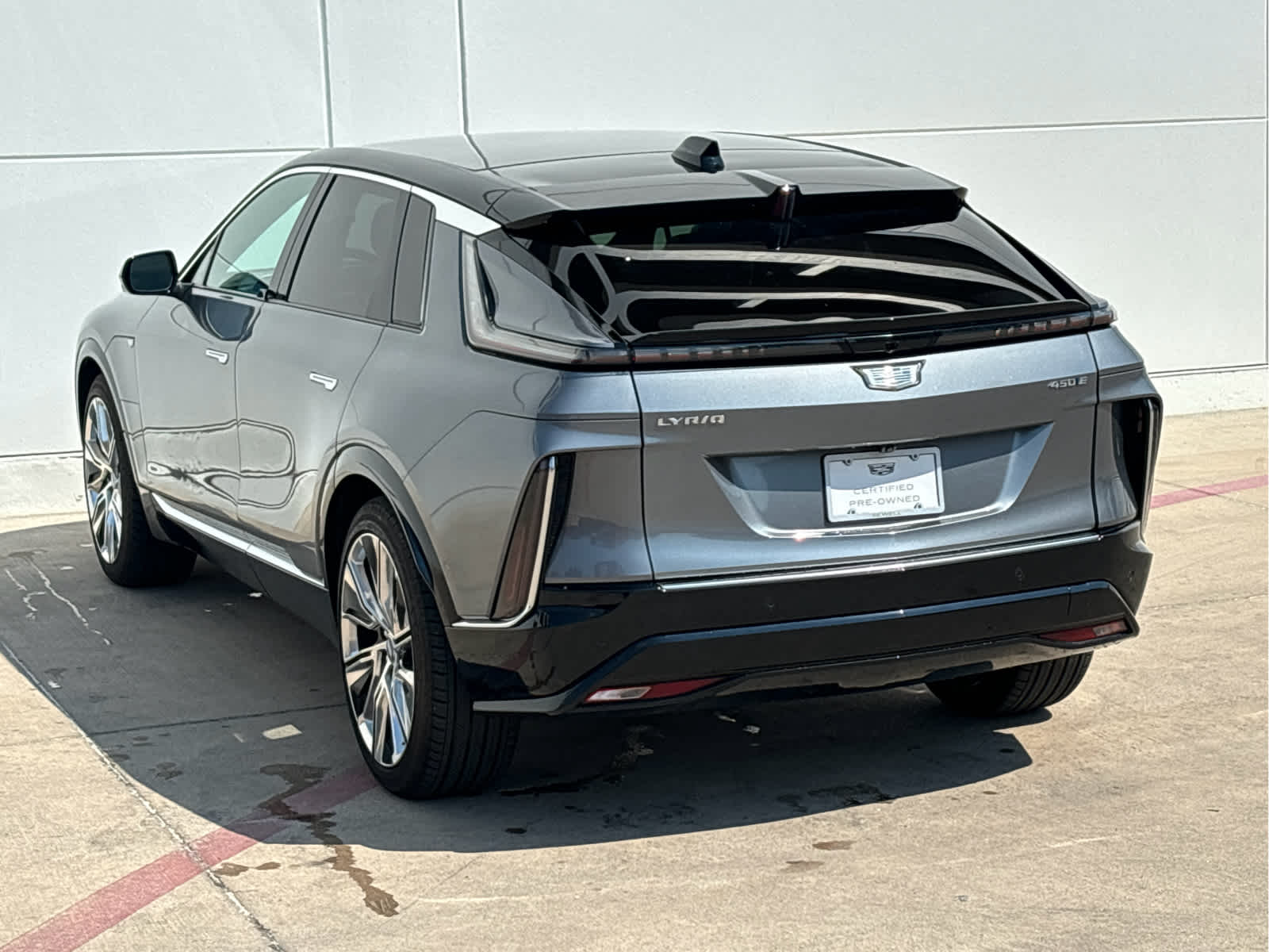 2023 Cadillac Lyriq Luxury photo 2