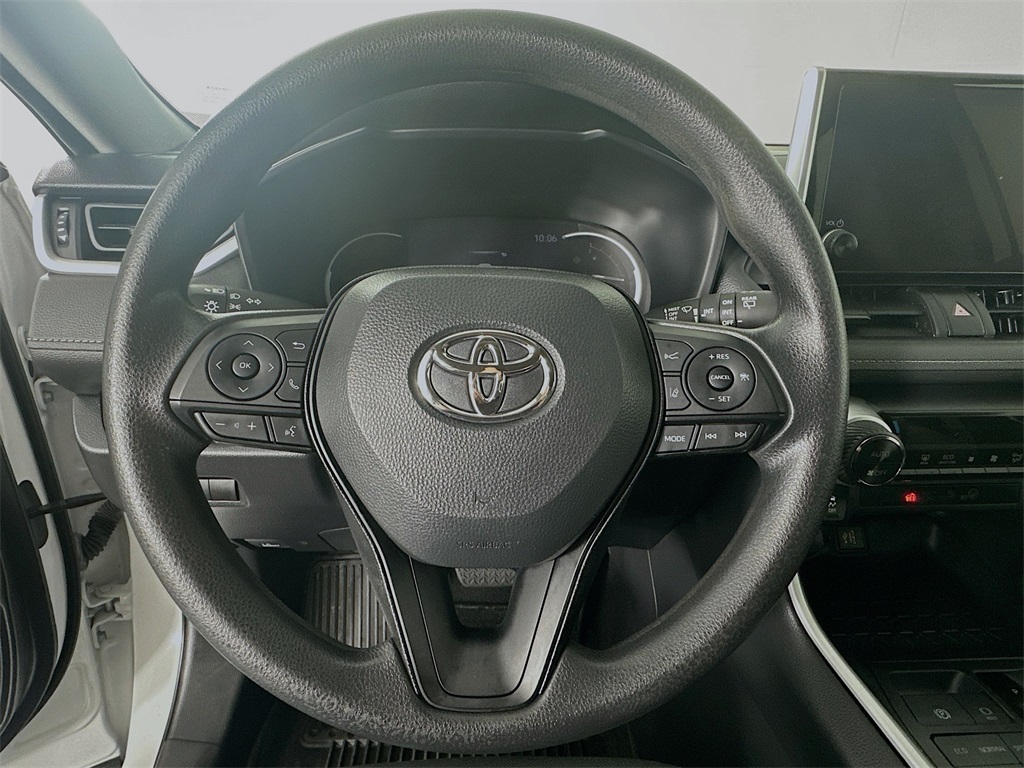 2024 Toyota RAV4 XLE photo 16