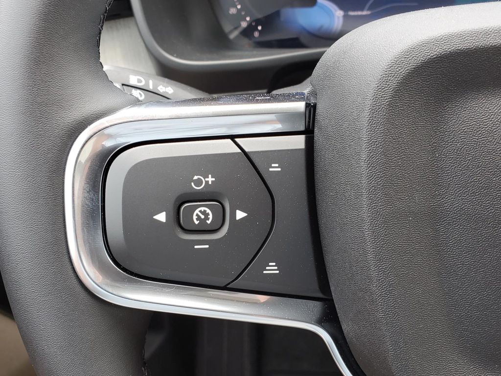 2026 Volvo XC40 photo 7