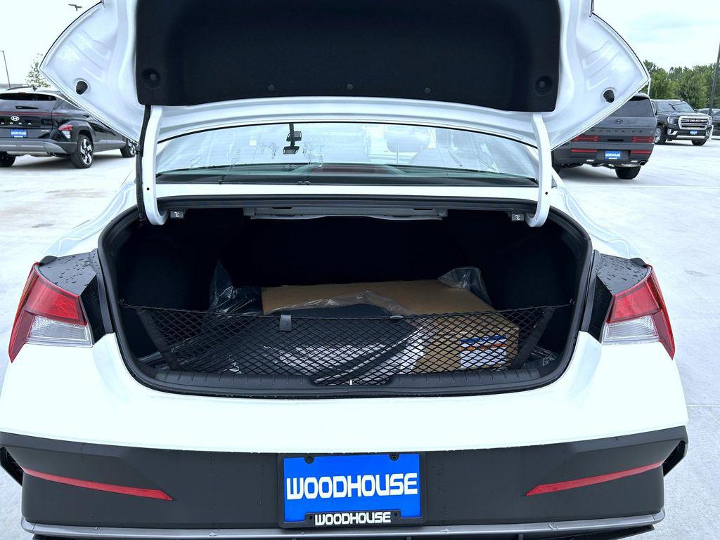 2025 Hyundai Elantra SE photo 9