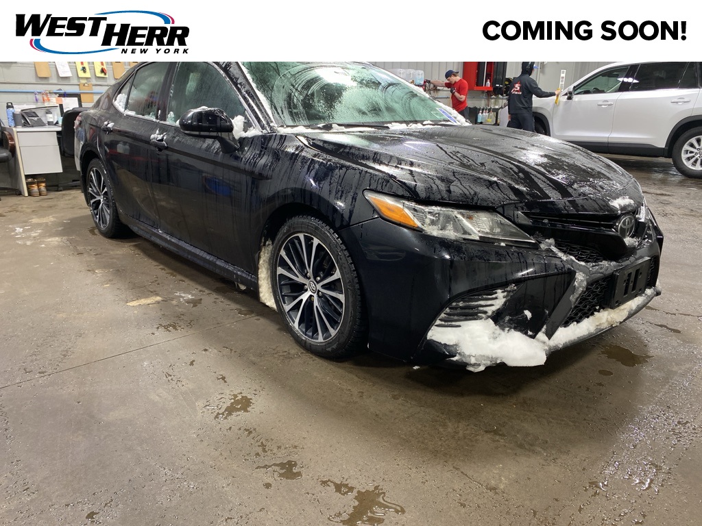 2019 Toyota Camry SE's photo