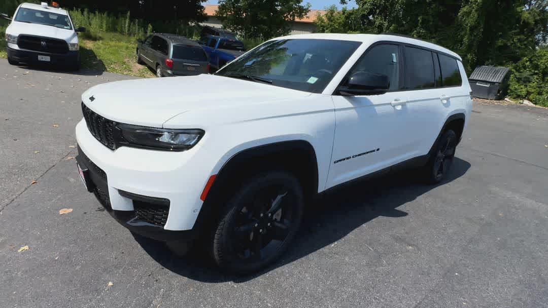 2025 Jeep Grand Cherokee Limited photo 4