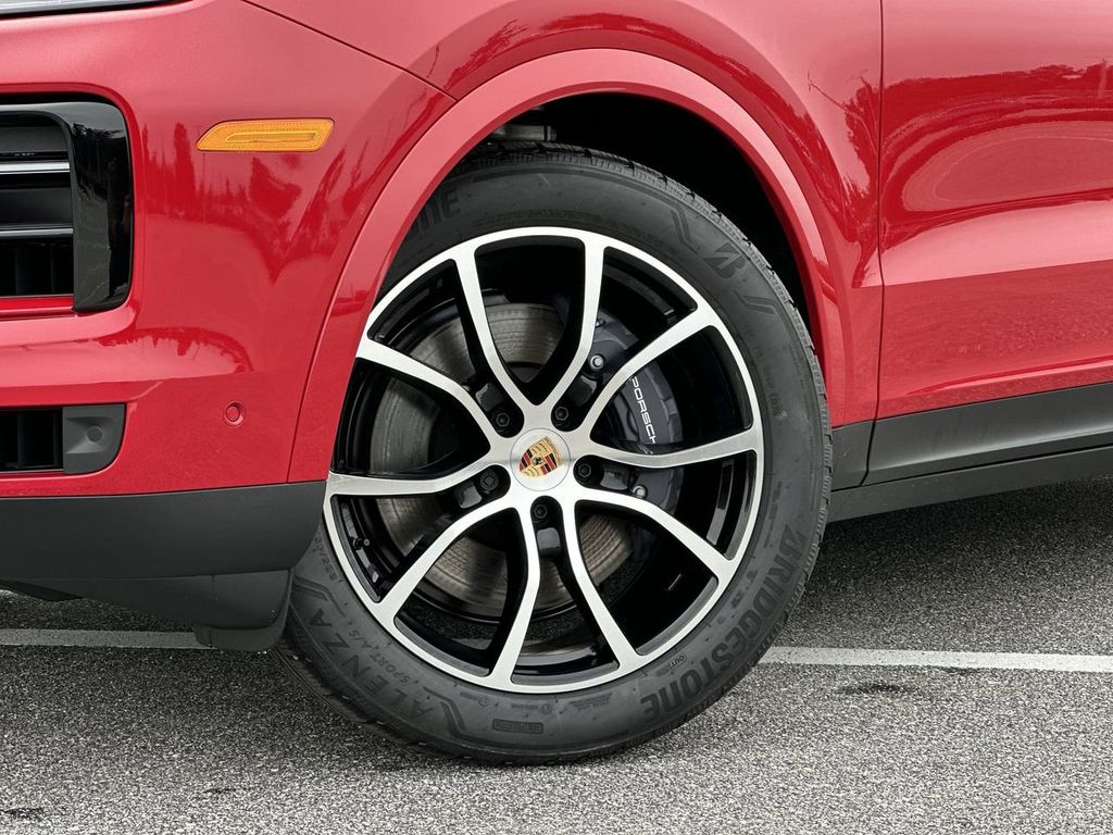 2025 Porsche Cayenne Base photo 14