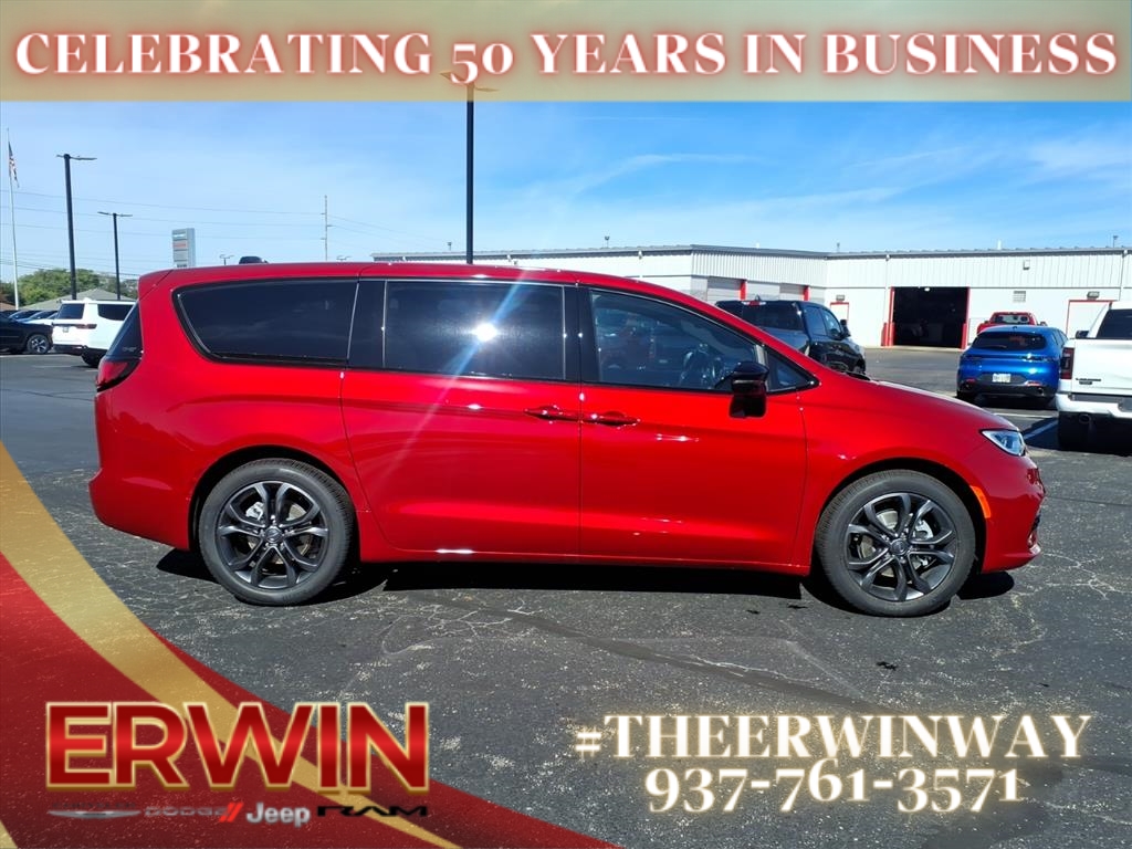 2026 Chrysler Pacifica photo 2