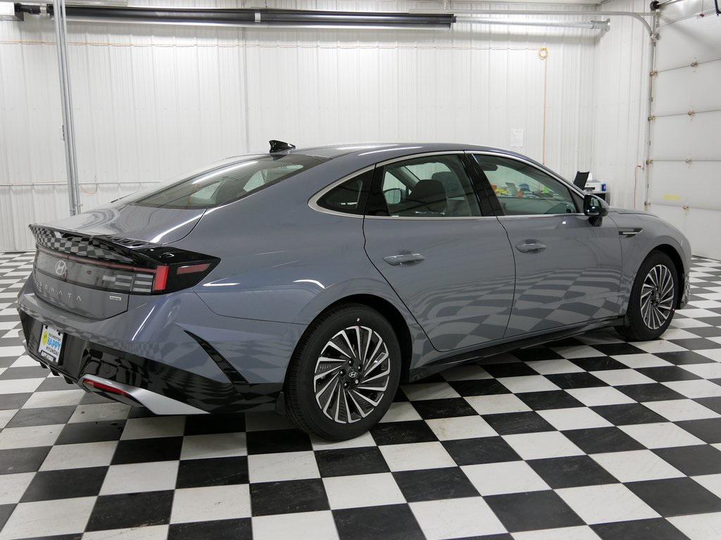2025 Hyundai Sonata Hybrid SEL photo 2