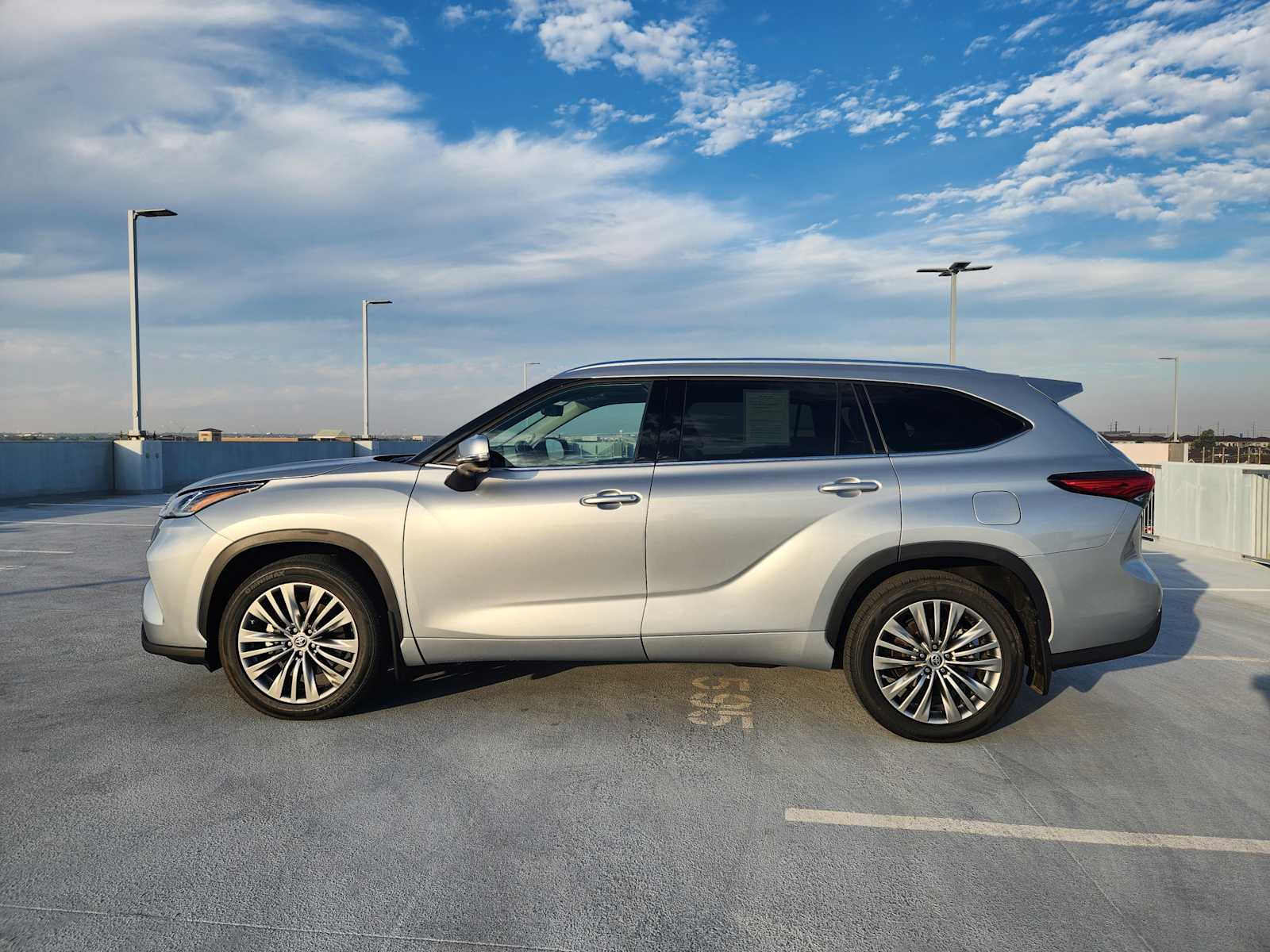 2021 Toyota Highlander Platinum photo 2