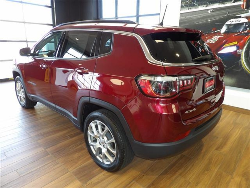 2022 Jeep Compass Latitude Lux photo 8
