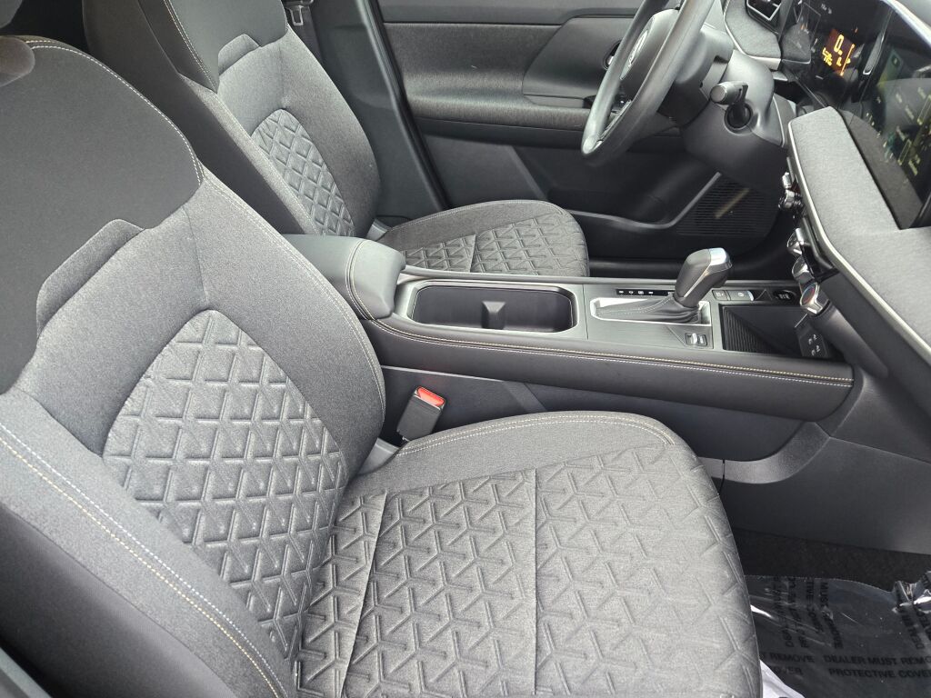 2025 Nissan Kicks SV photo 4