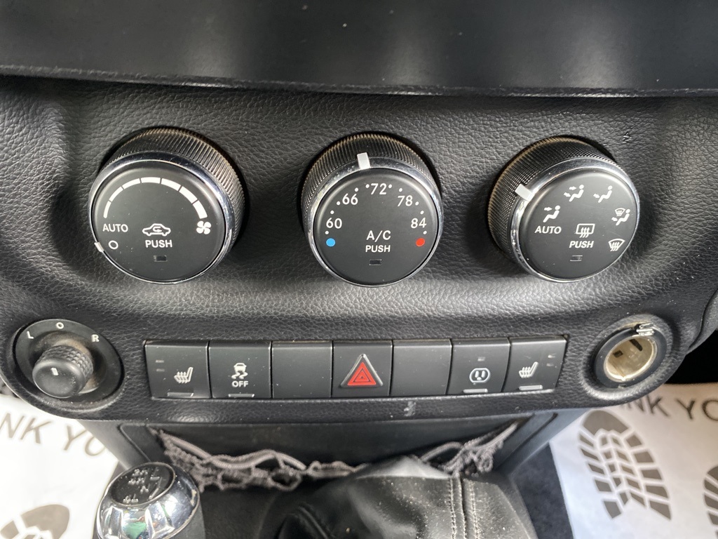 2013 Jeep Wrangler Unlimited Rubicon photo 27