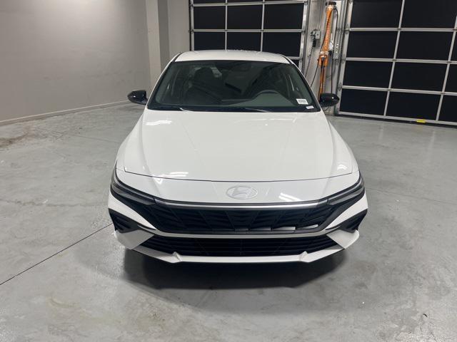 2025 Hyundai Elantra SEL Sport photo 2