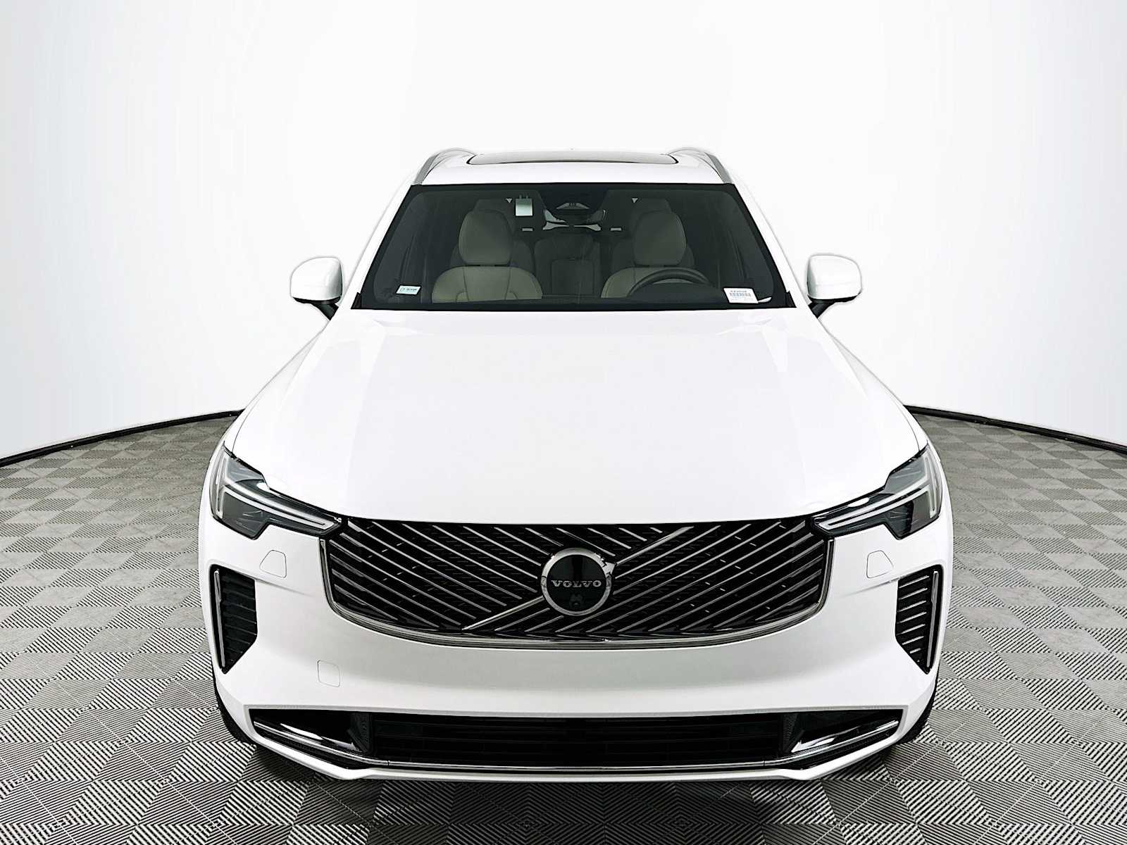 2025 Volvo XC90 T8 AWD Plus photo 2