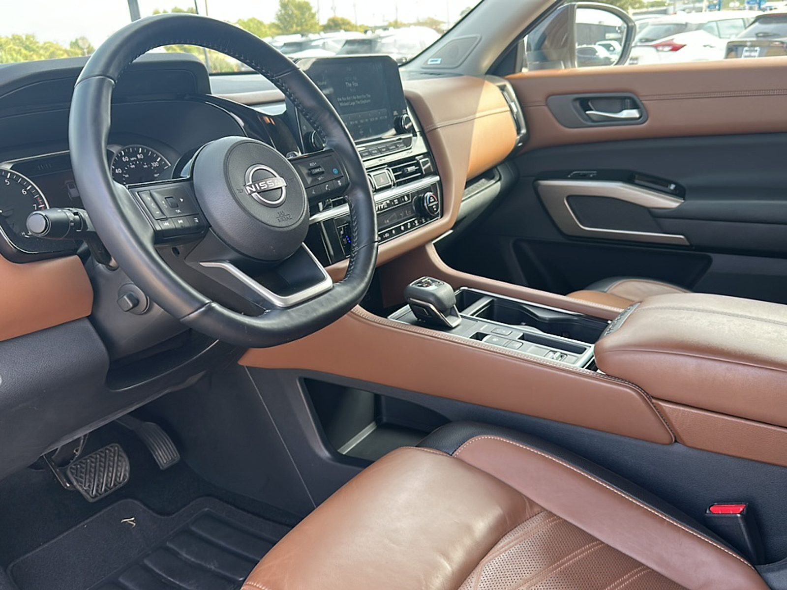 2022 Nissan Pathfinder Platinum photo 3