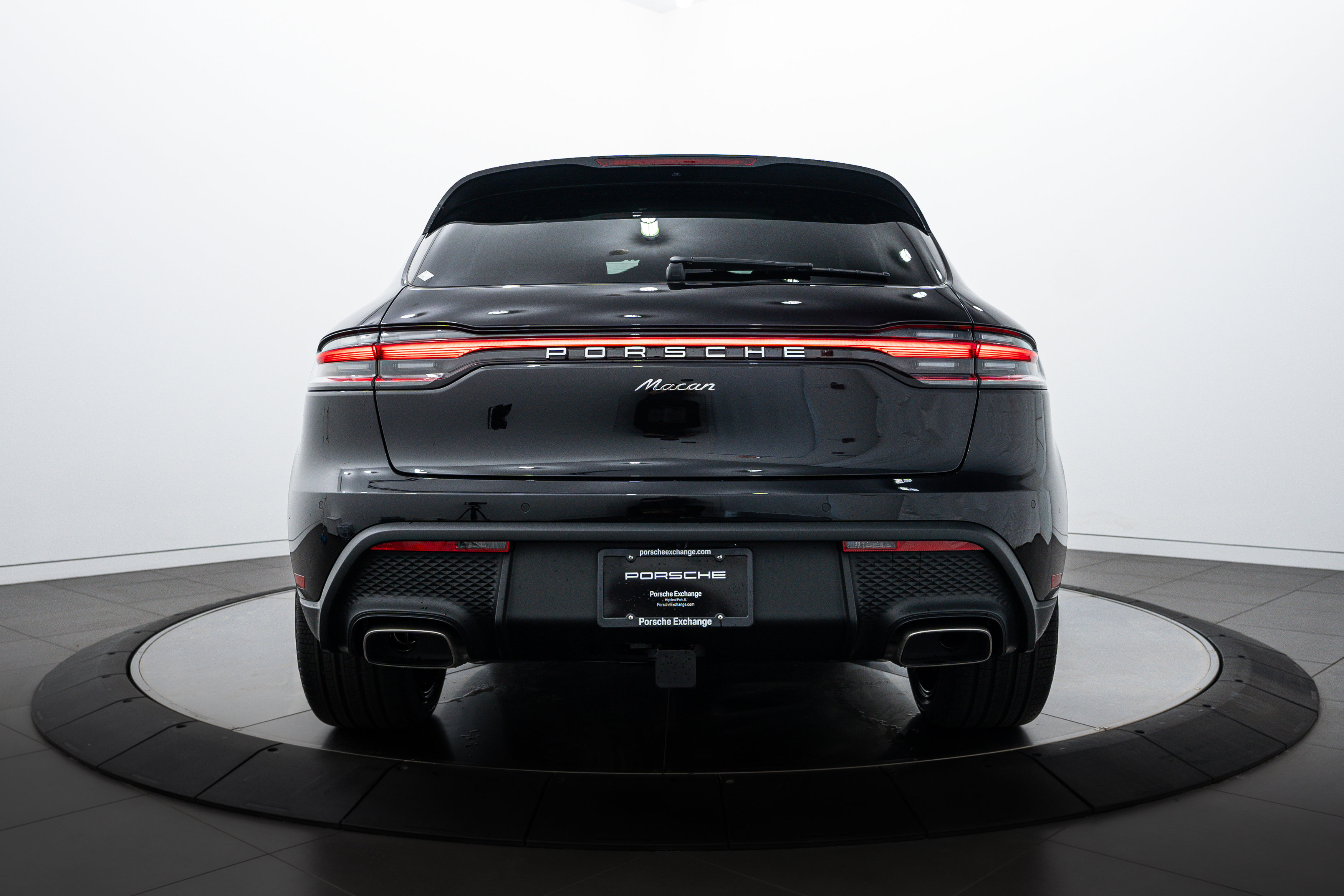 2025 Porsche Macan Base photo 4