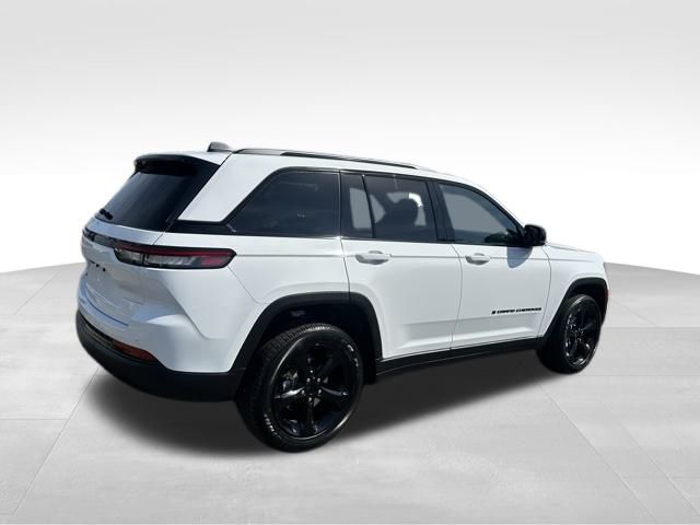 2025 Jeep Grand Cherokee Altitude photo 3