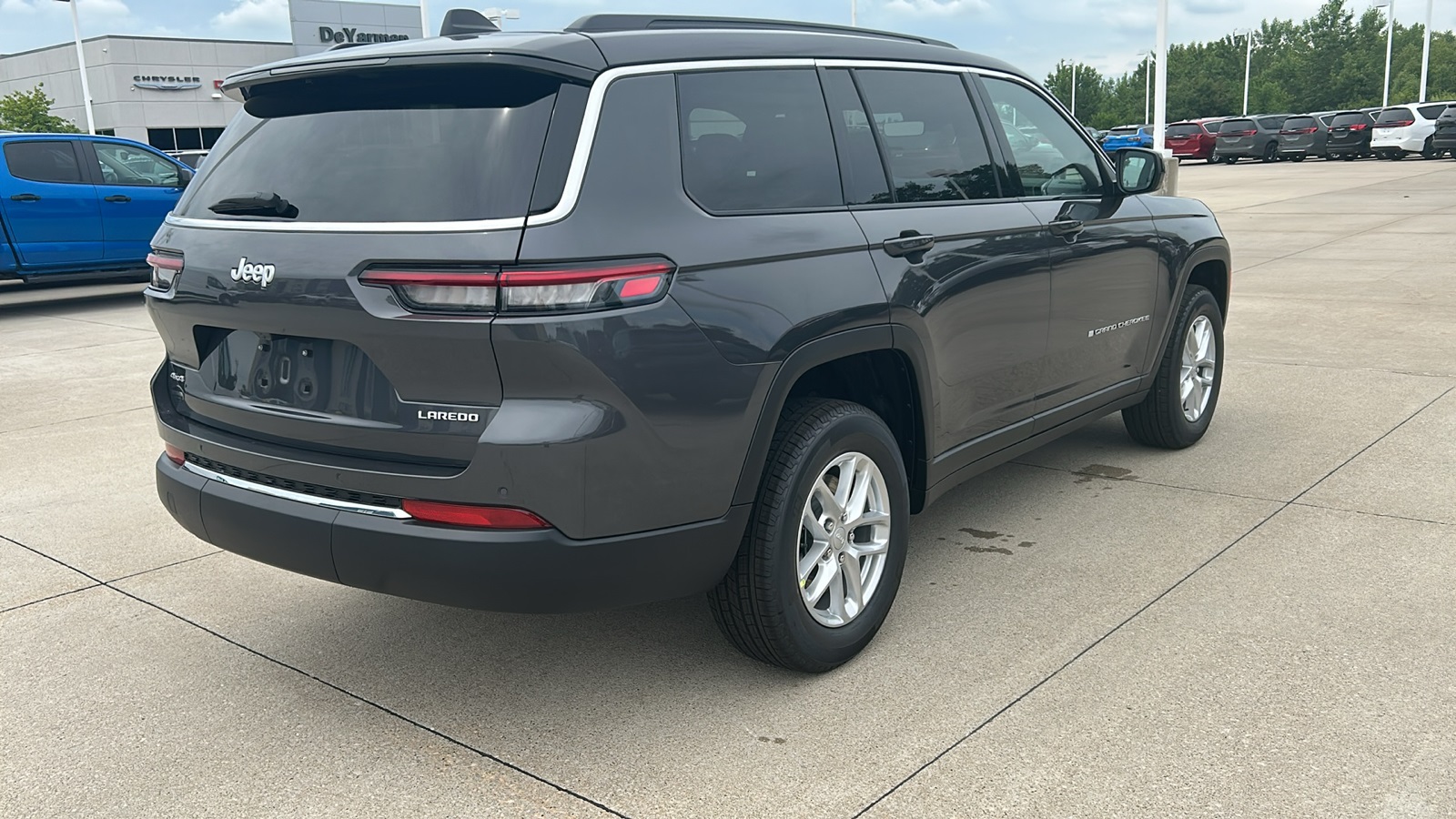 2025 Jeep Grand Cherokee Laredo photo 3
