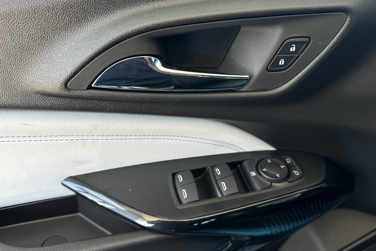 2025 Chevrolet Trax LT photo 11