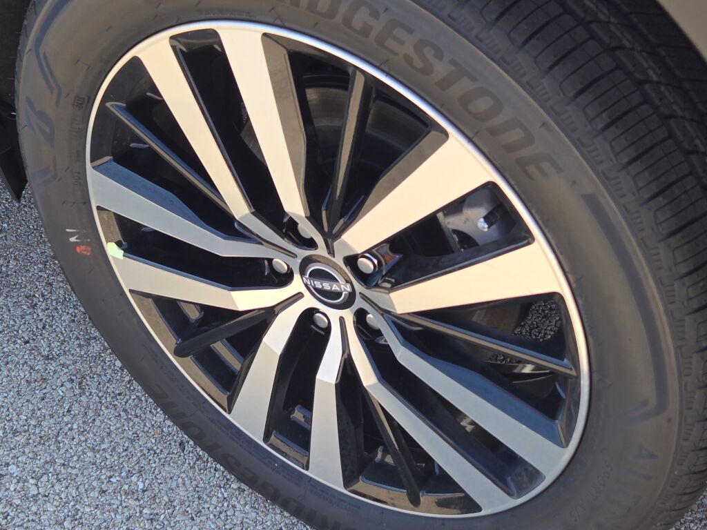 2025 Nissan Pathfinder Platinum photo 16