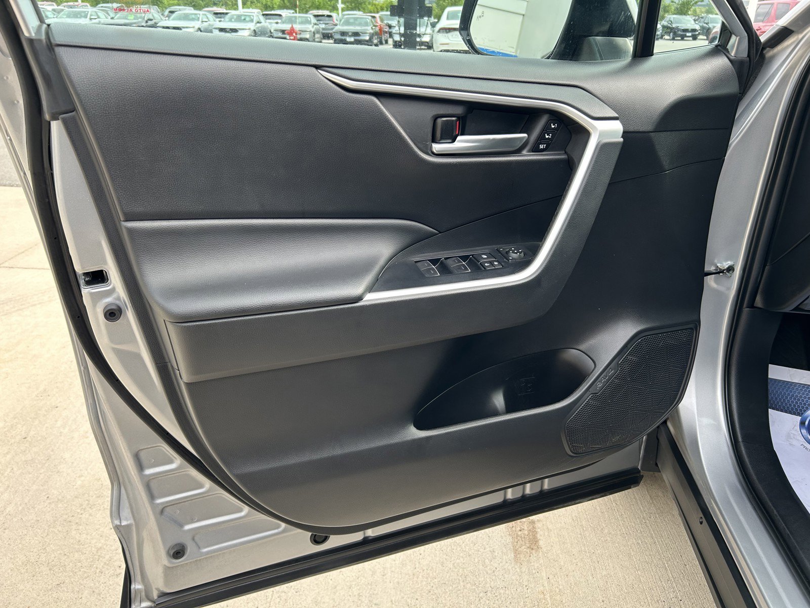 2022 Toyota RAV4 XLE Premium photo 10