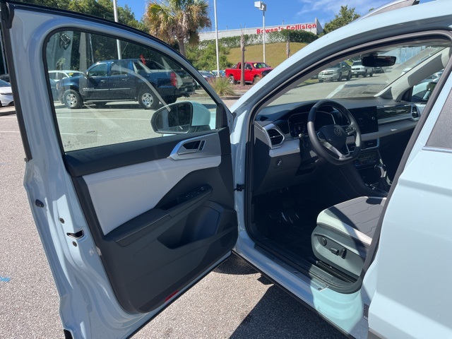 2025 Volkswagen Taos SE photo 3