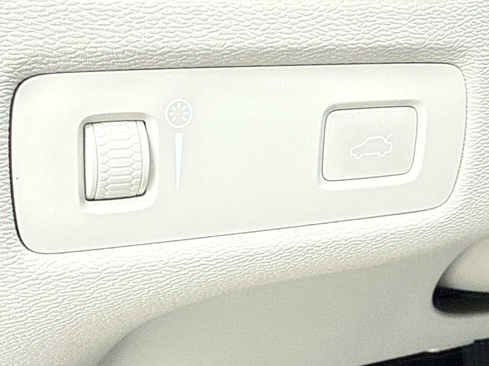 2022 Volvo XC60 Momentum photo 24