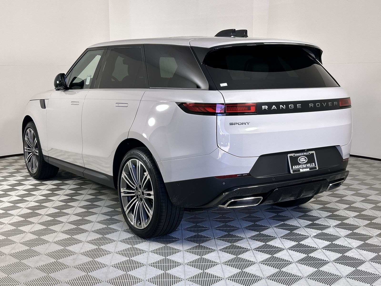2025 Land Rover Range Rover Sport SE photo 3