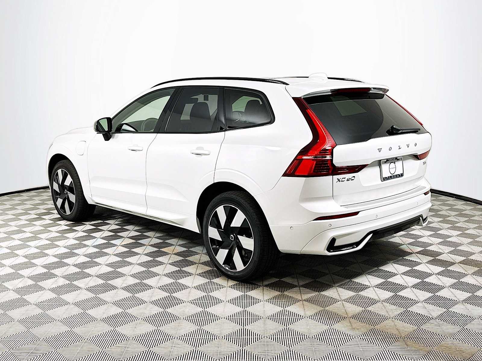 2025 Volvo XC60 T8 Plus photo 4