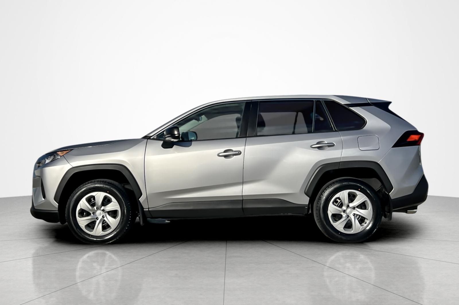 2022 Toyota RAV4 LE photo 2
