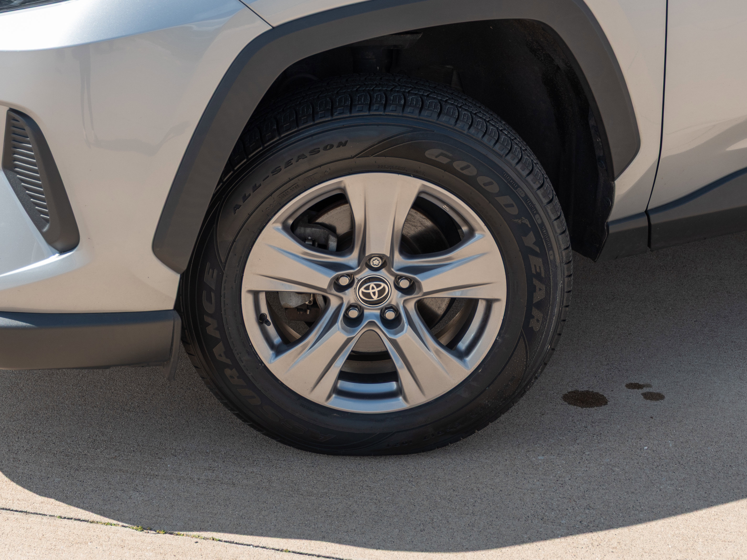 2022 Toyota RAV4 XLE photo 3